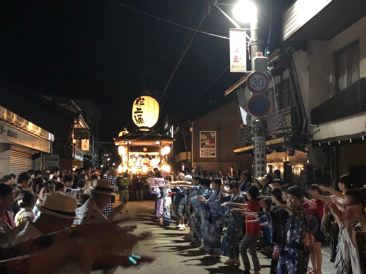 郡上おどりの「徹夜おどり」最終夜の会場となる郡上八幡・新町。町屋づくりの建物が軒を連ねる