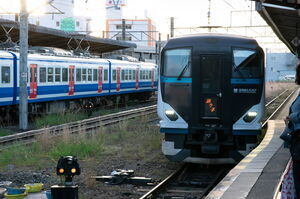 伊豆箱根鉄道からの渡り線を通ってホームに入るE257系2500番台(NC-34編成)