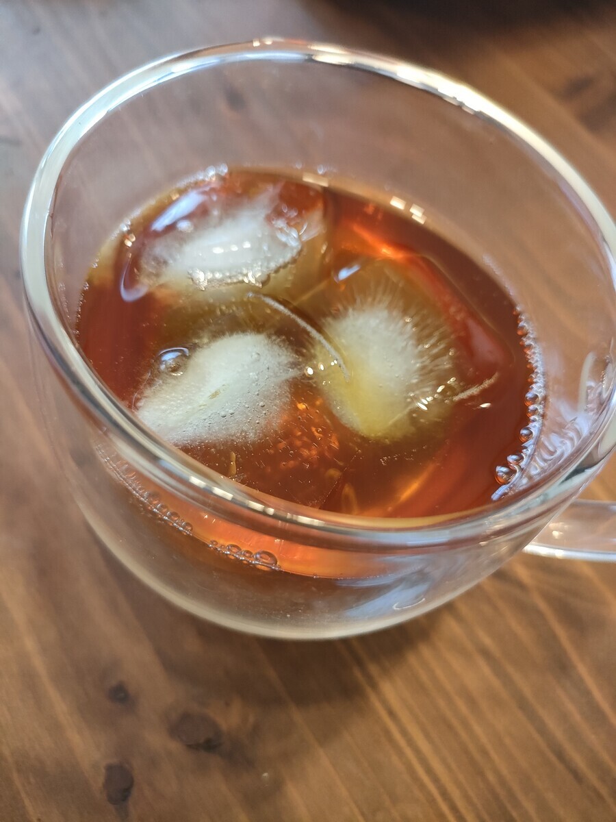 氷を入れたカップに入ったアイスコーヒー