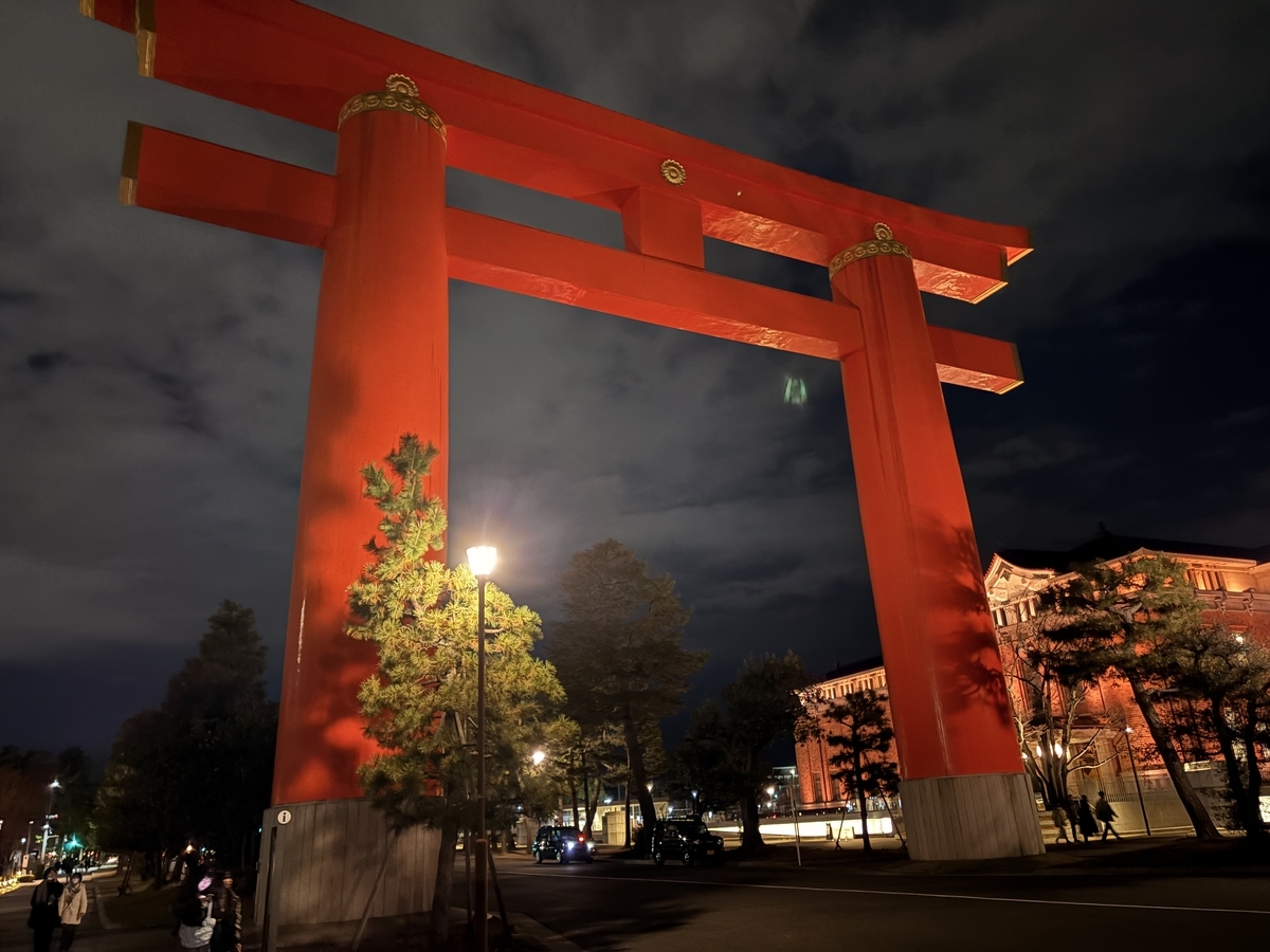 よるの平安神宮の鳥居