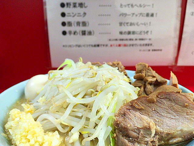 「ラーメン二郎 新宿歌舞伎町店」のブタW味玉子野菜ニンニク