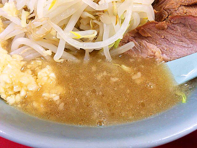 「ラーメン二郎 新宿歌舞伎町店」のブタW味玉子野菜ニンニク