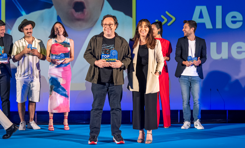 Doctor Fisión (@doctorfision) se llevó el galardón de Top Teachers del Año en Ciencia y Tecnología de manos de Lorena Poza Díaz, responsable de Comunicación, Marketing y Sostenibilidad de Bizum España.