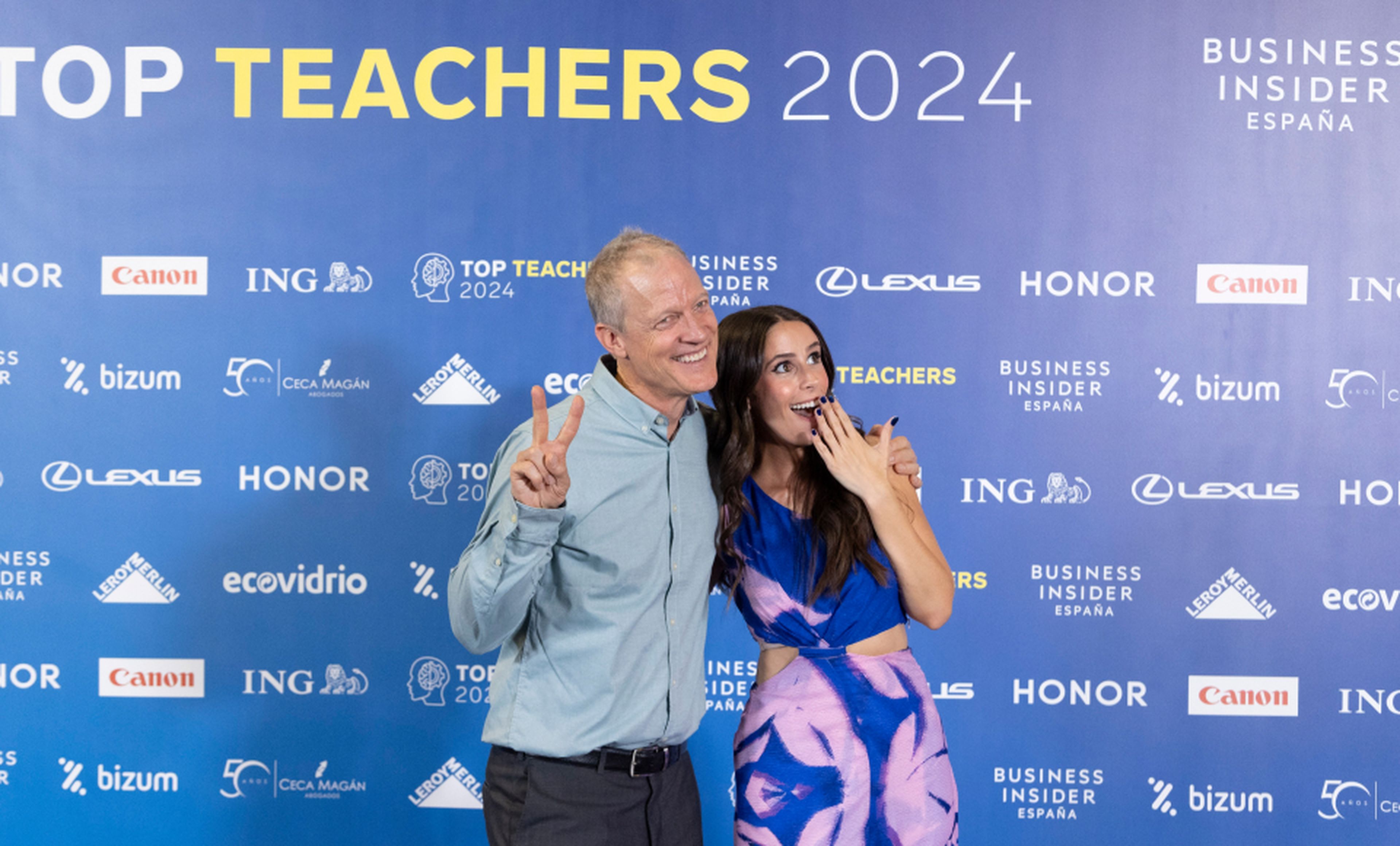 De izquierda a derecha: Michael Schaupp (@mikethechameleon) y María G. Durán (@mariaspeaksenglish), nominados en Desarrollo Profesional e Idiomas, posan en el photocall.