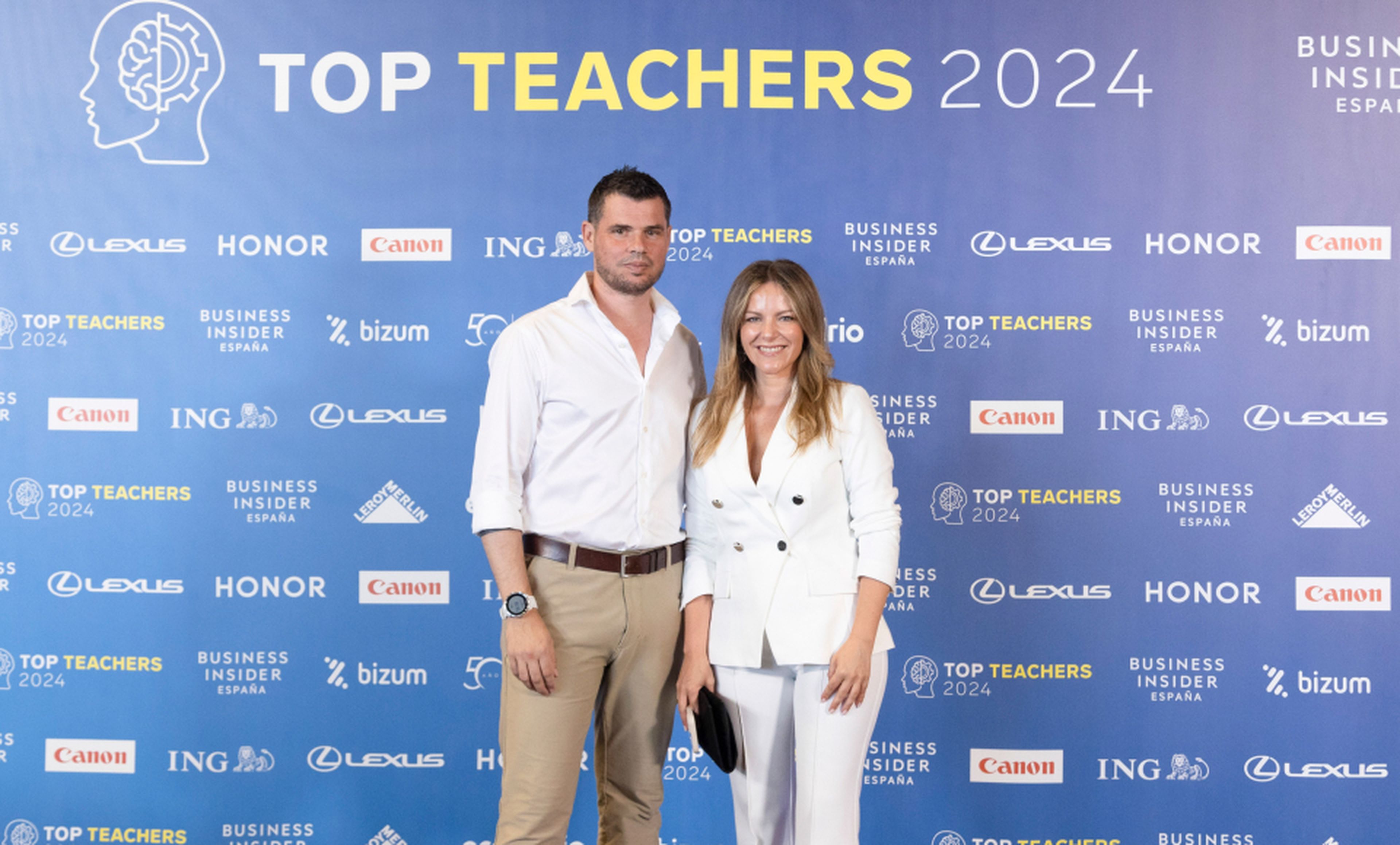 Alicia Rojas (@alemanicia) junto a su marido en el photocall.