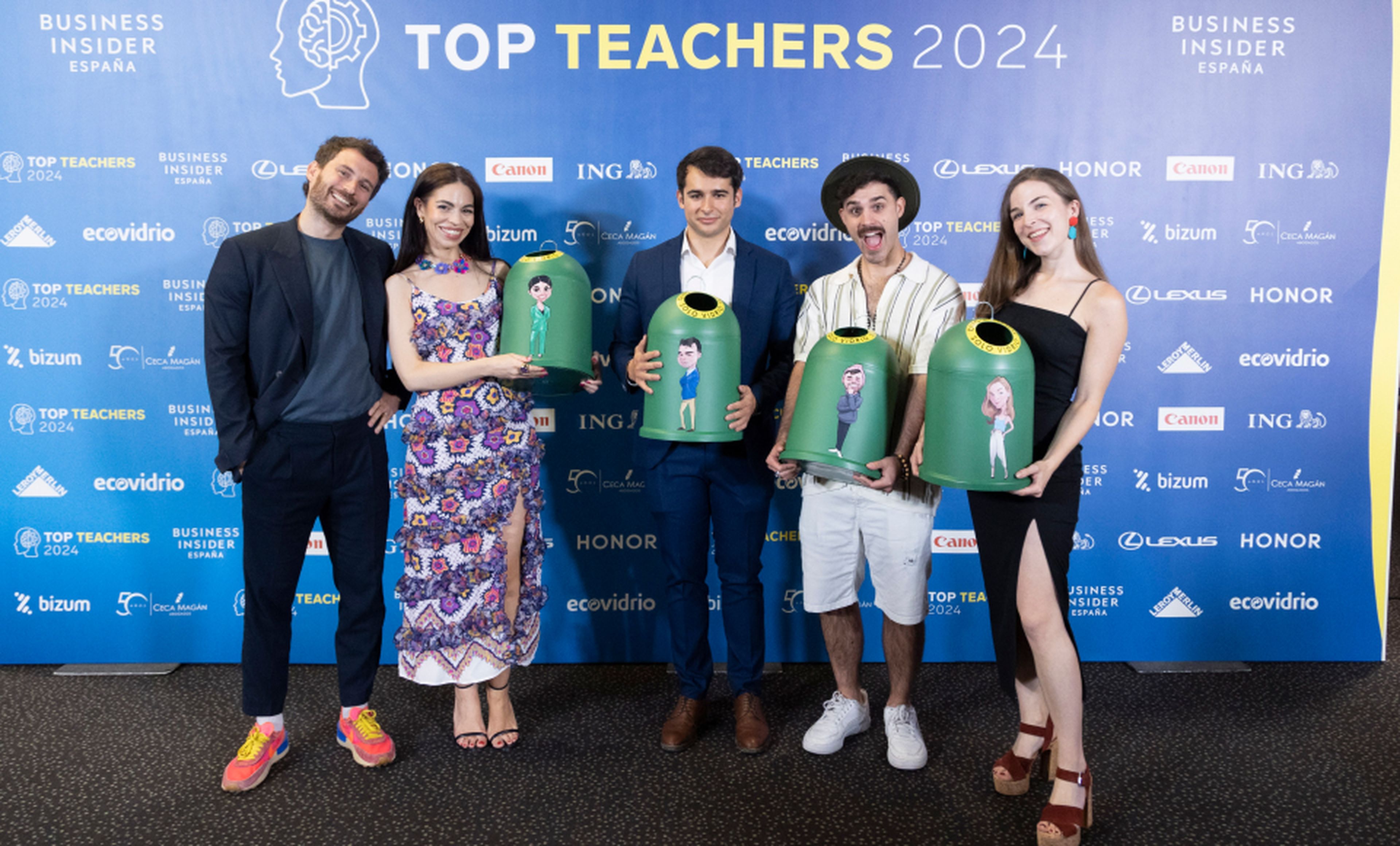 De izquierda a derecha: Julio Tinaquero, Dpto. Comunicación Corporativa de Ecovidrio, y los creadores de contenido que participaron en la iniciativa TeacheRecycle: Camila Redondo (@nobodyisugly), Carlos Rivero (@derechovirtualoficial), Gianfranco Bulgarelli (@gianfribul) y Paula Vilaboy (@blondiemuser).