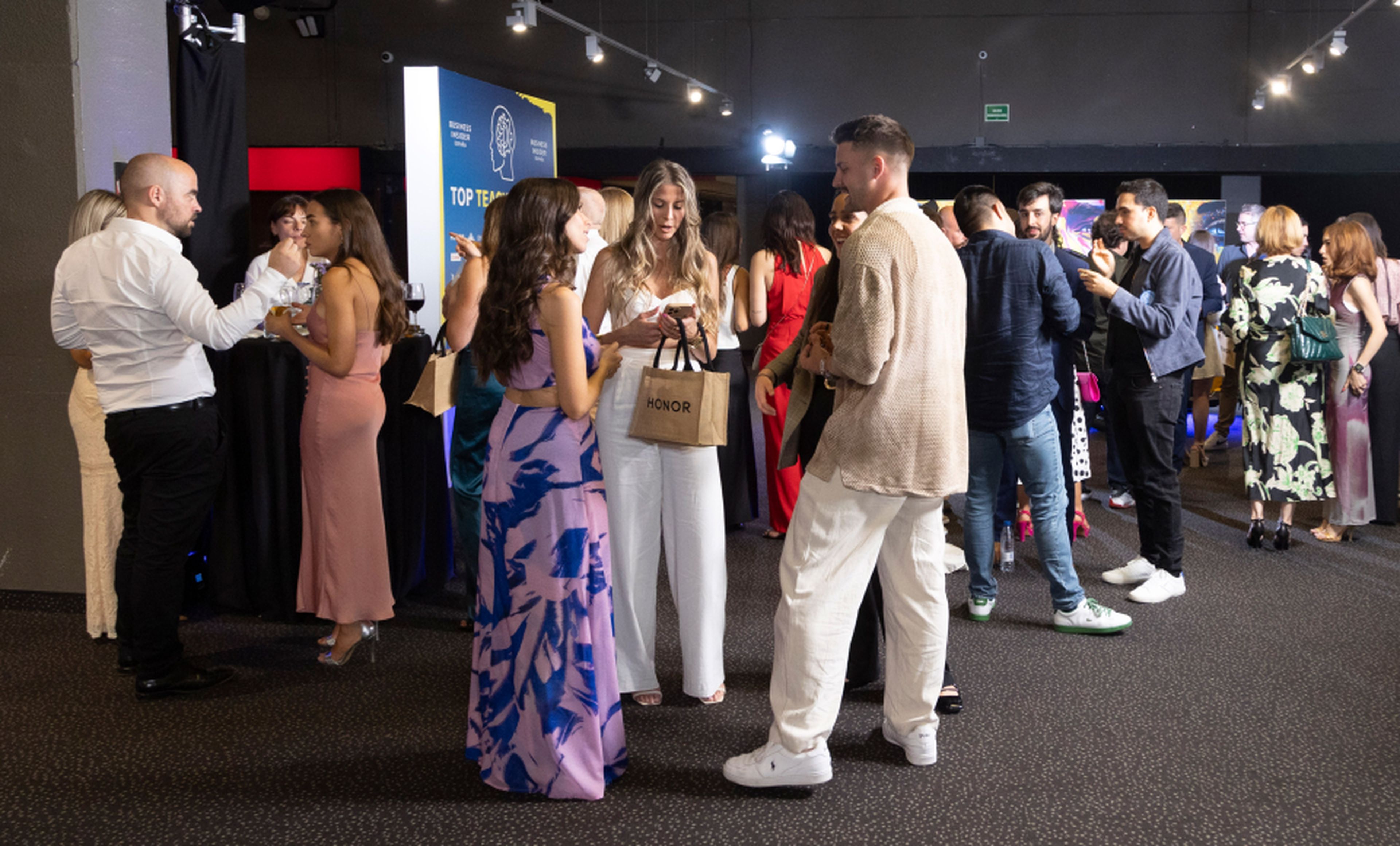 Invitados y ‘teachers’ pudieron disfrutar de comida y bebida momentos después de la gala.