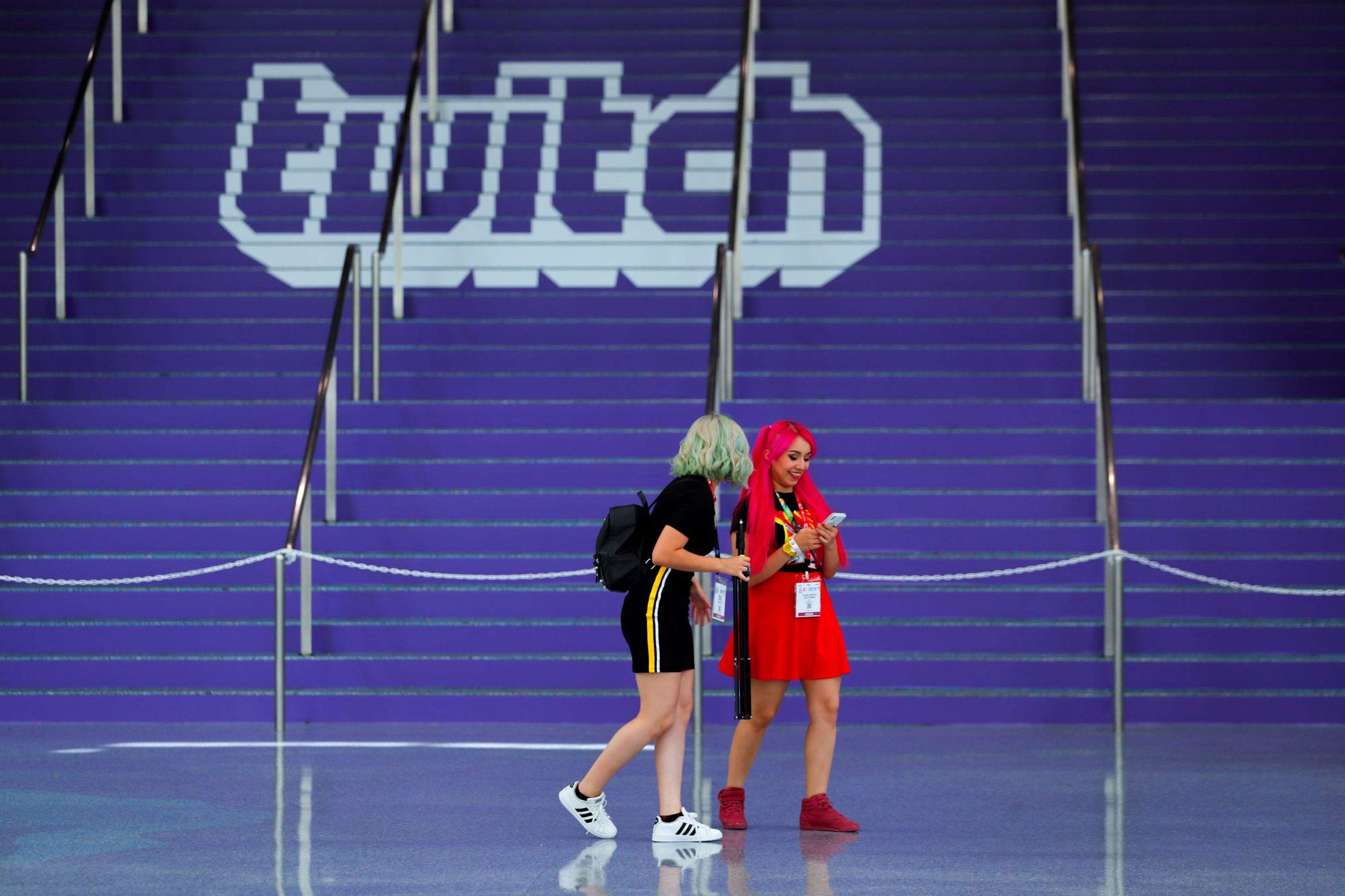 Twitch logo, chicas con móvil