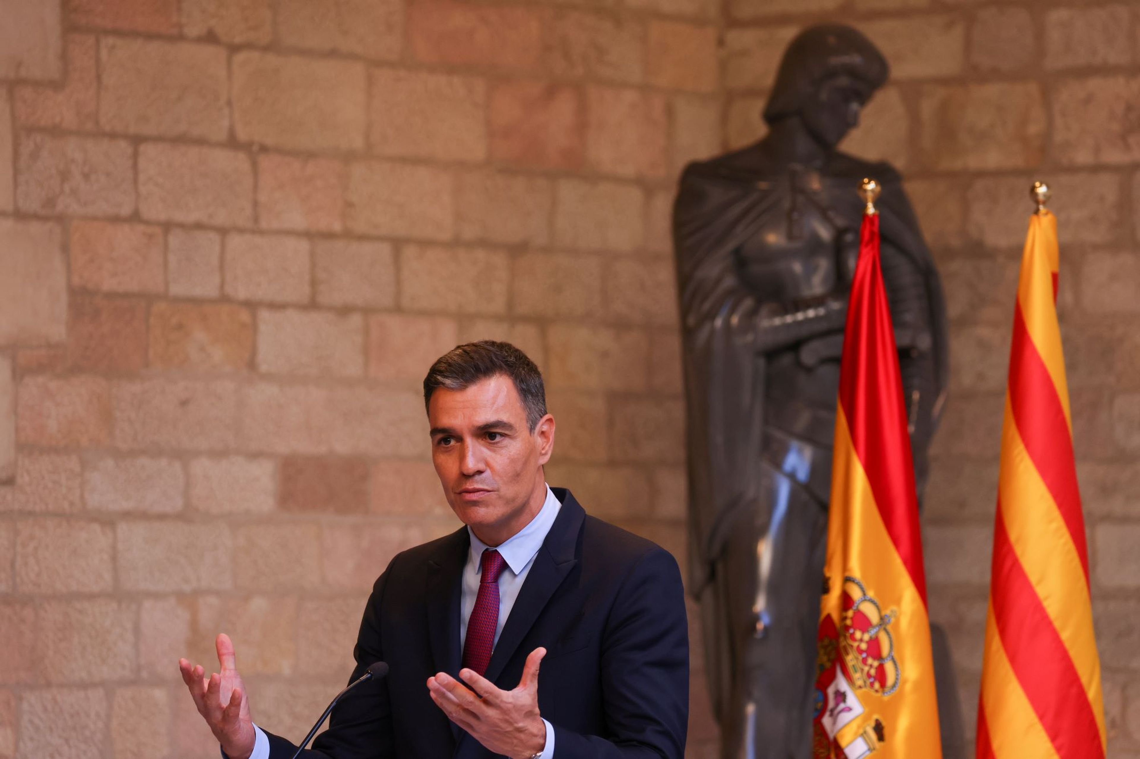 Pedro Sánchez, banderas de España y Cataluña