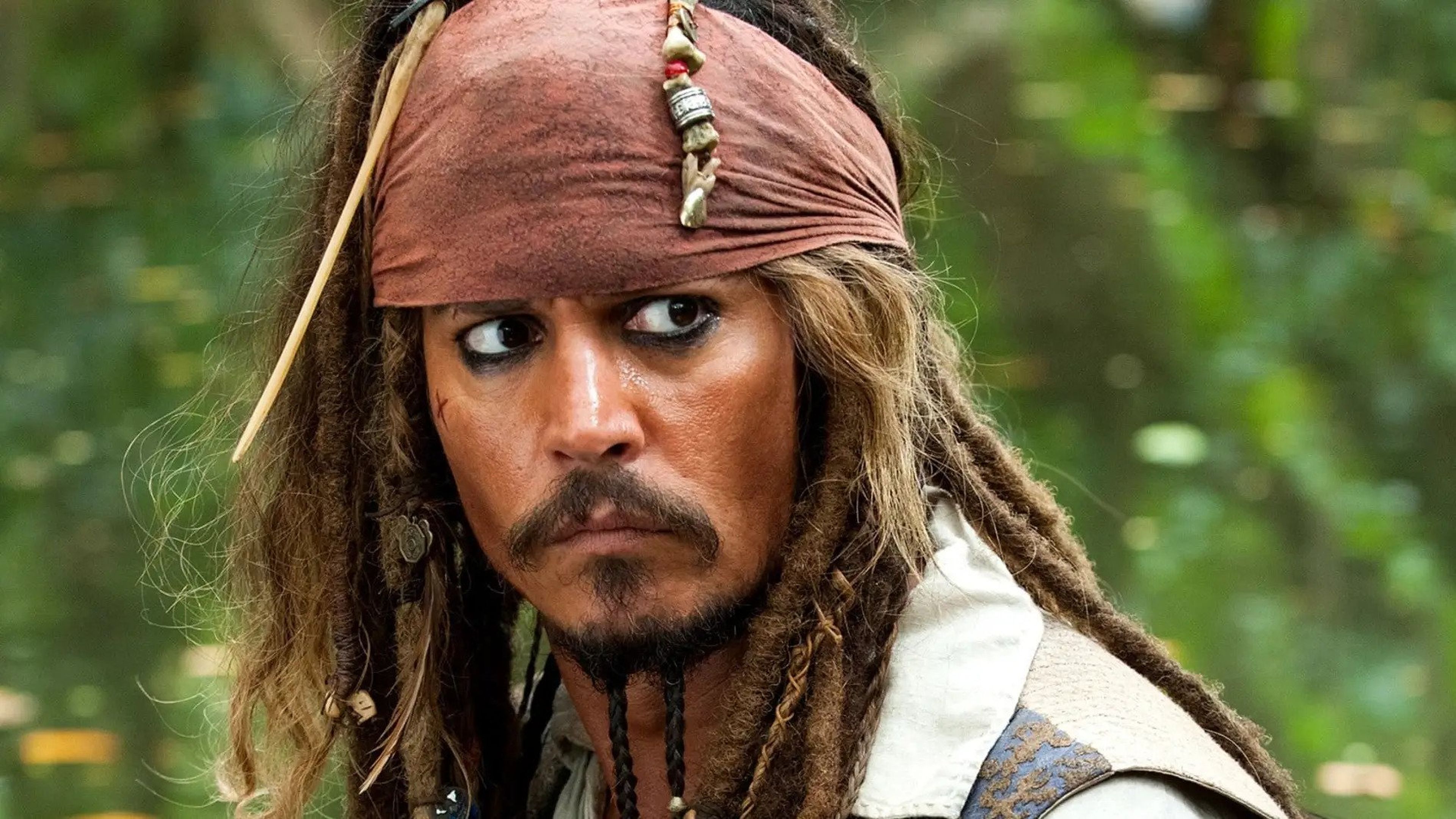 Johnny Depp como Jack Sparrow en la saga de Piratas del Caribe.