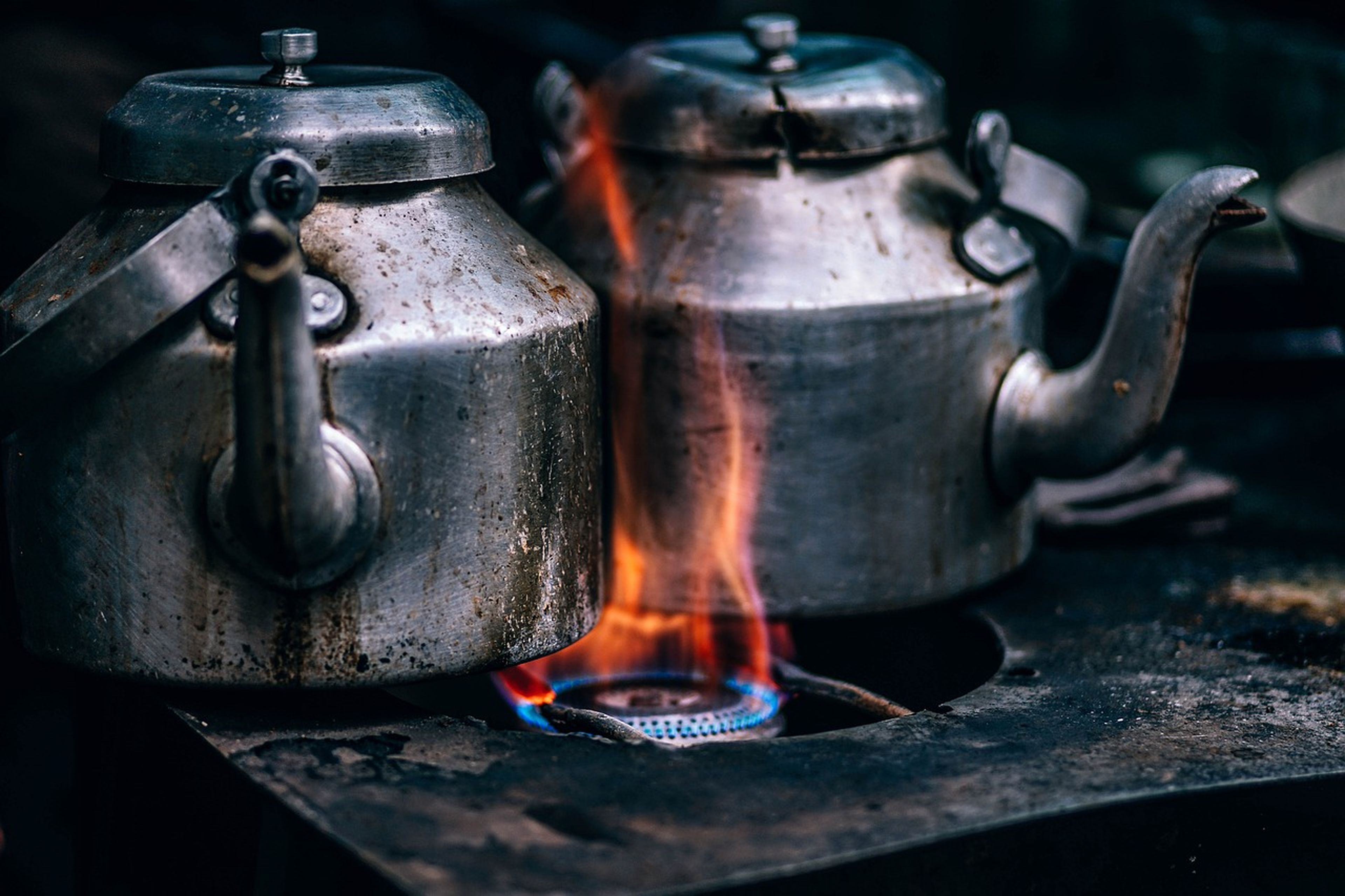 Una cocina de gas muy antigua.