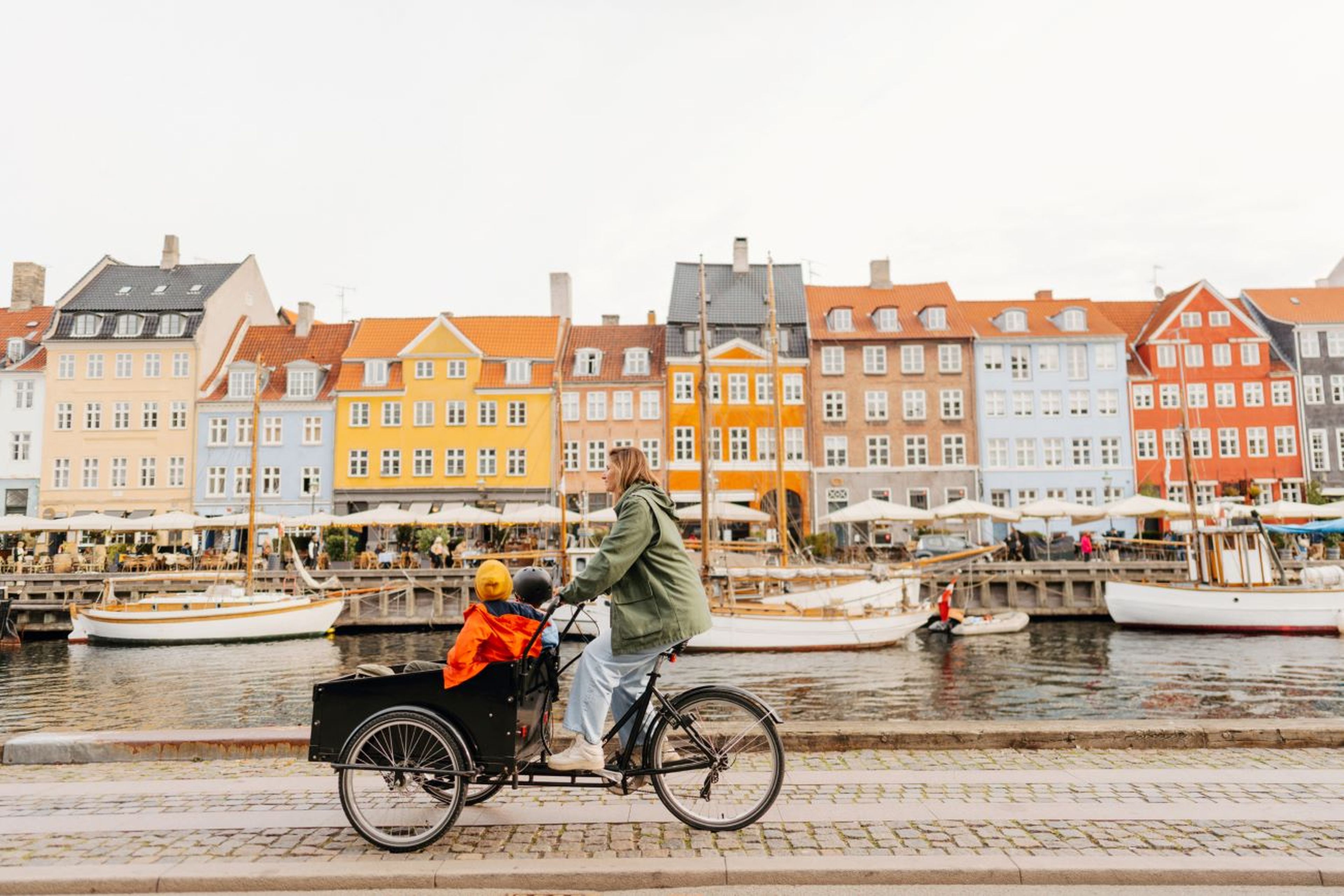 Copenhague, mujer con hijos en bicicleta