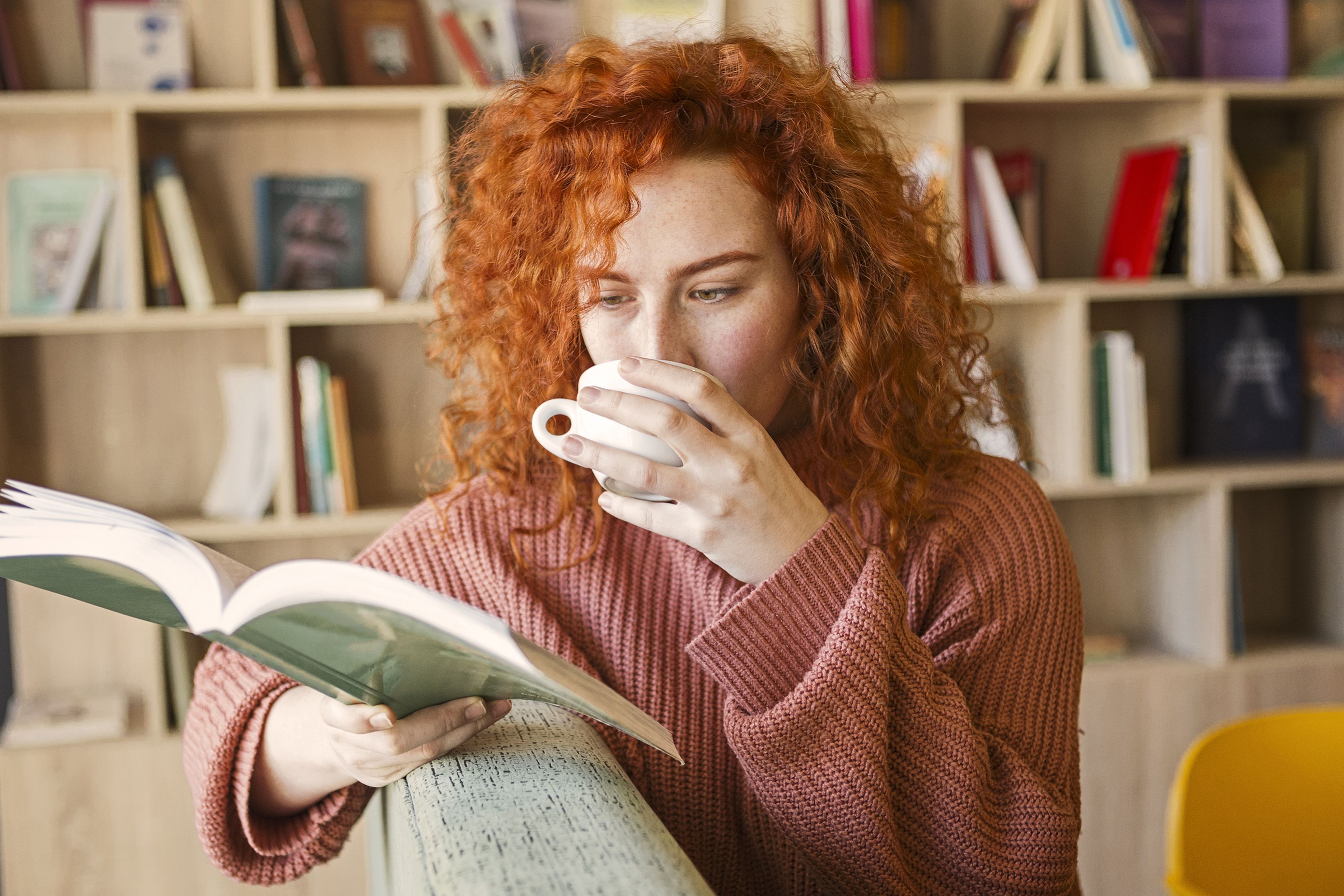 mujer leyendo y tomando café