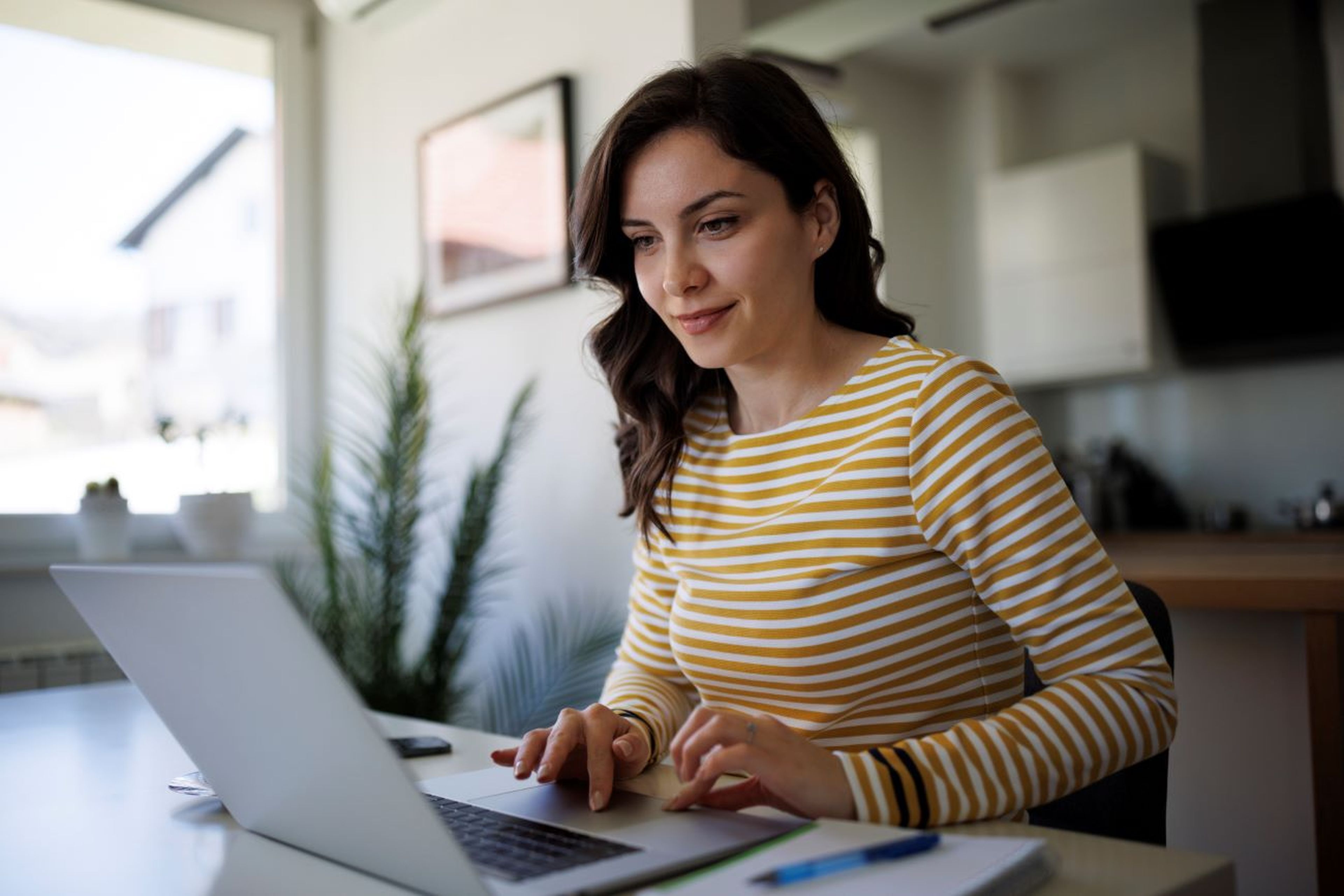 Curso online, mujer joven con ordenador