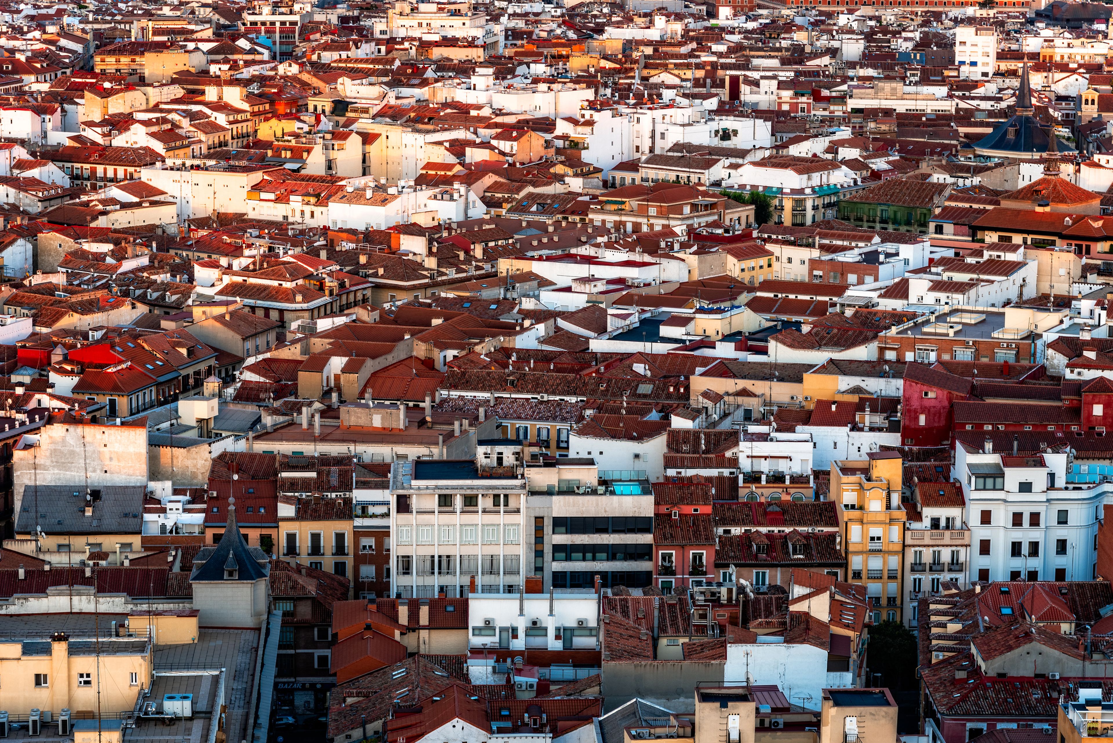 Imagen de tejados de edificios de viviendas en Madrid