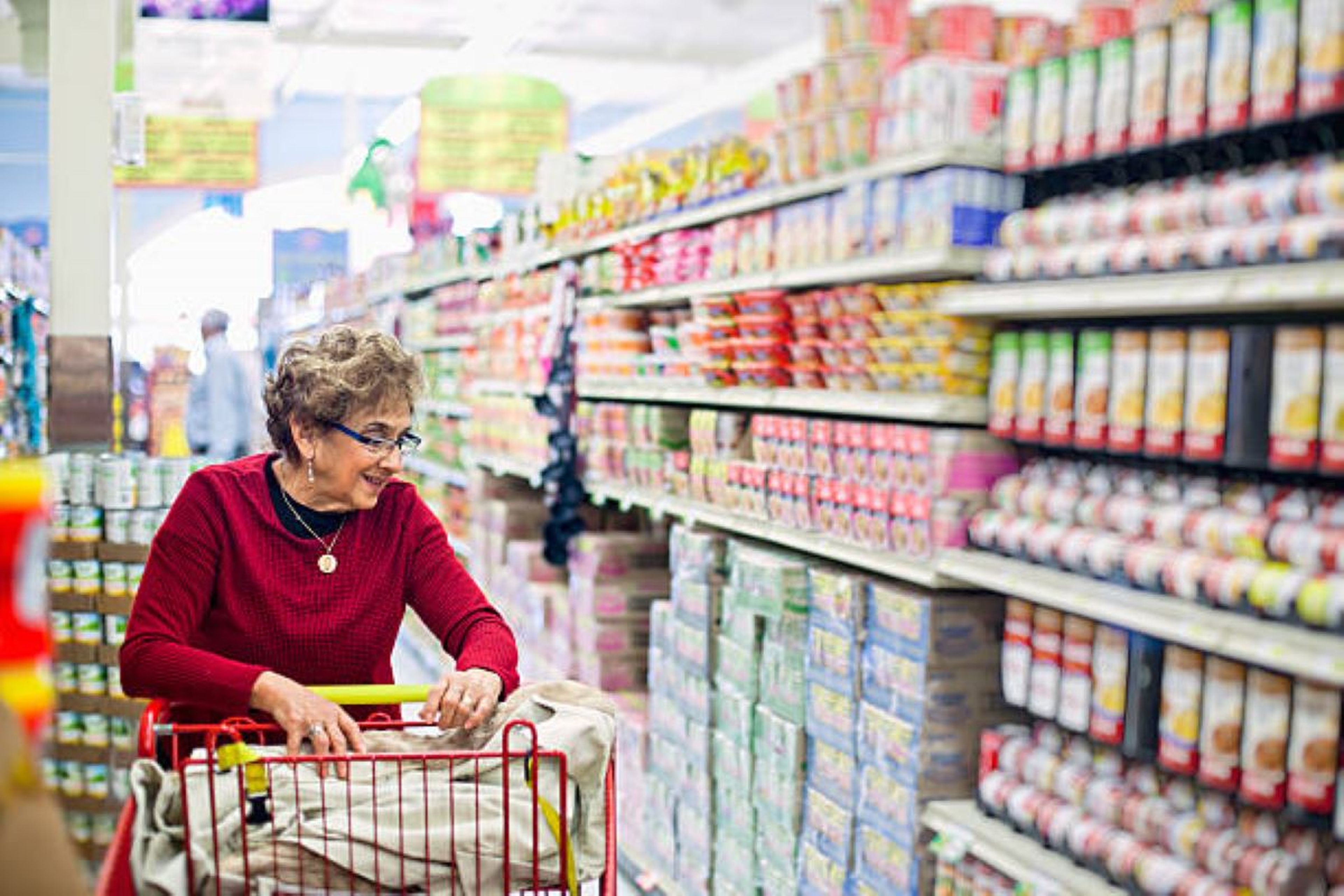 Persona mayor en el supermercado