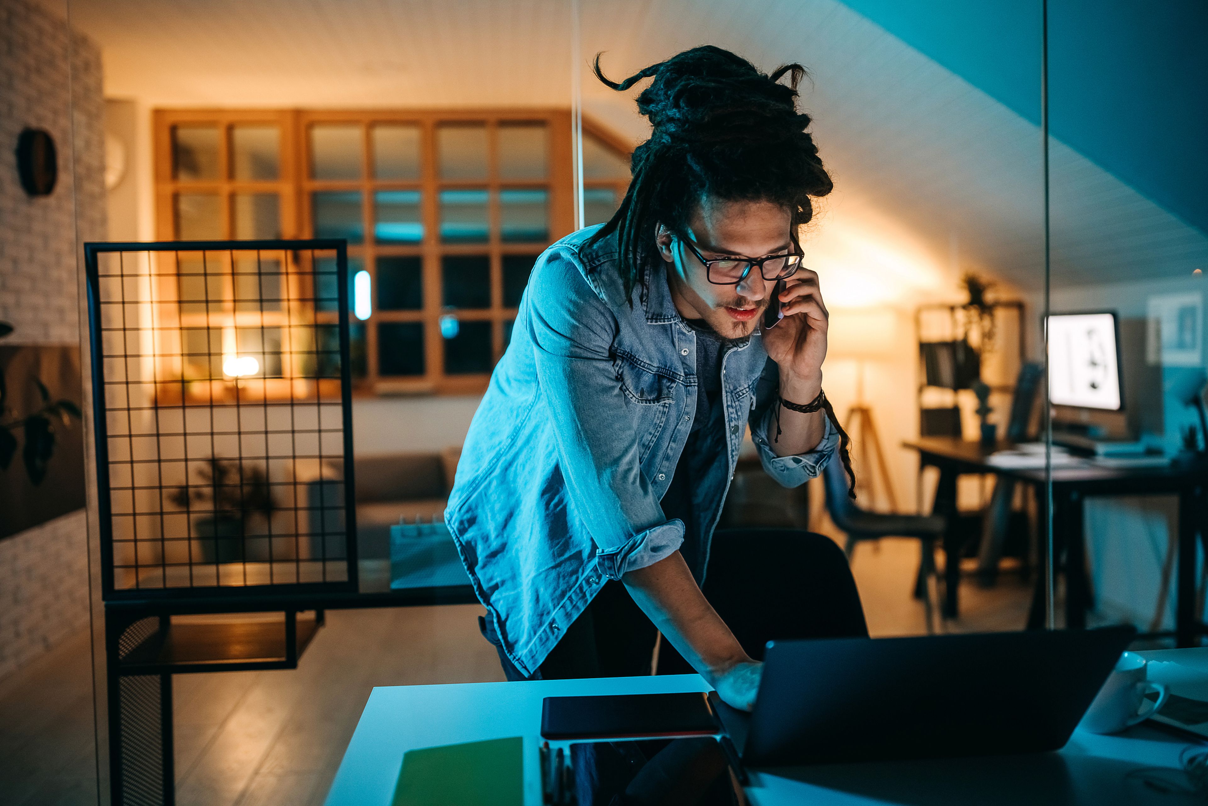 Persona teletrabajando desde casa