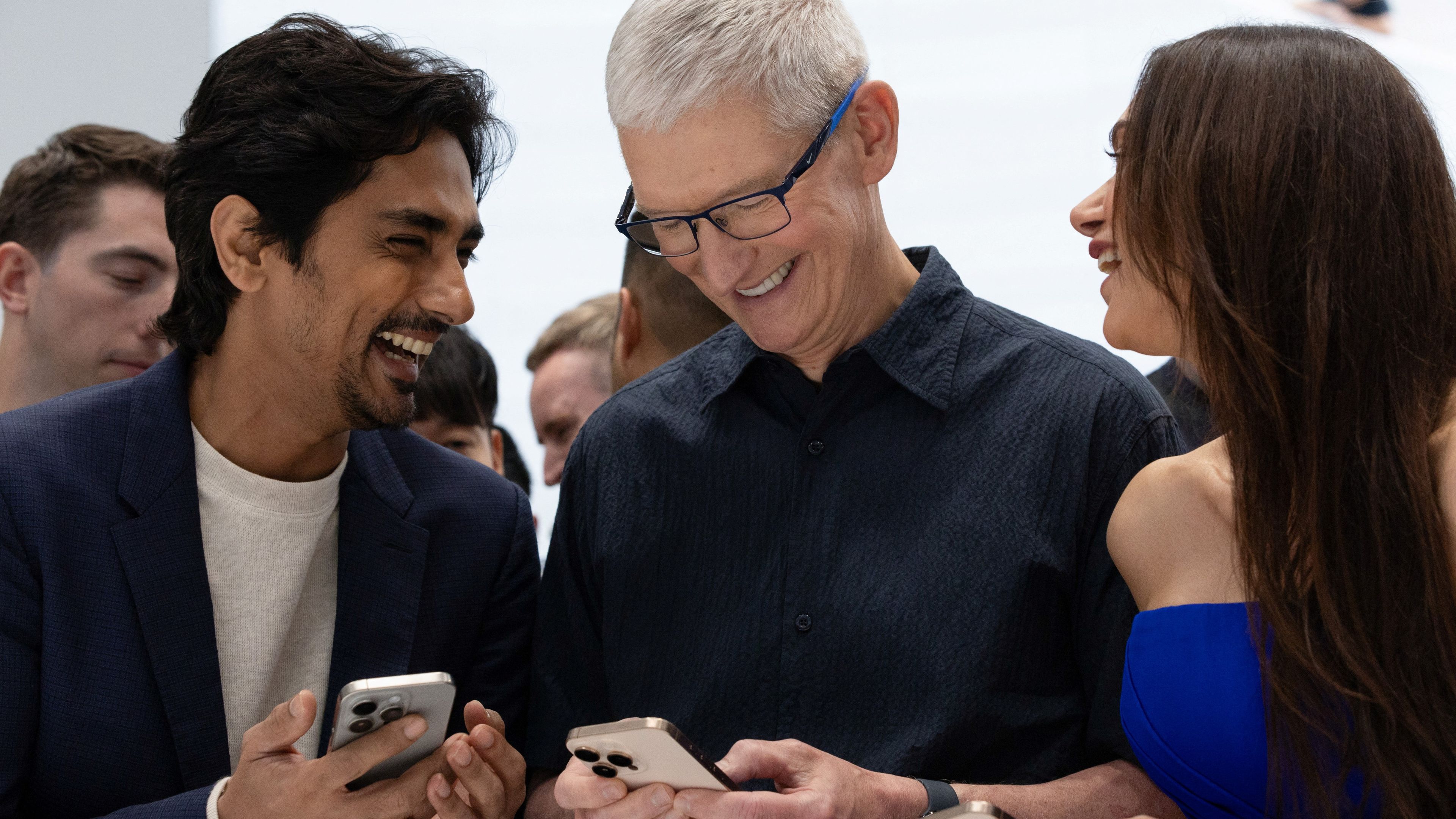 Tim Cook, director ejecutivo de Apple, sujetando el nuevo iPhone 16.