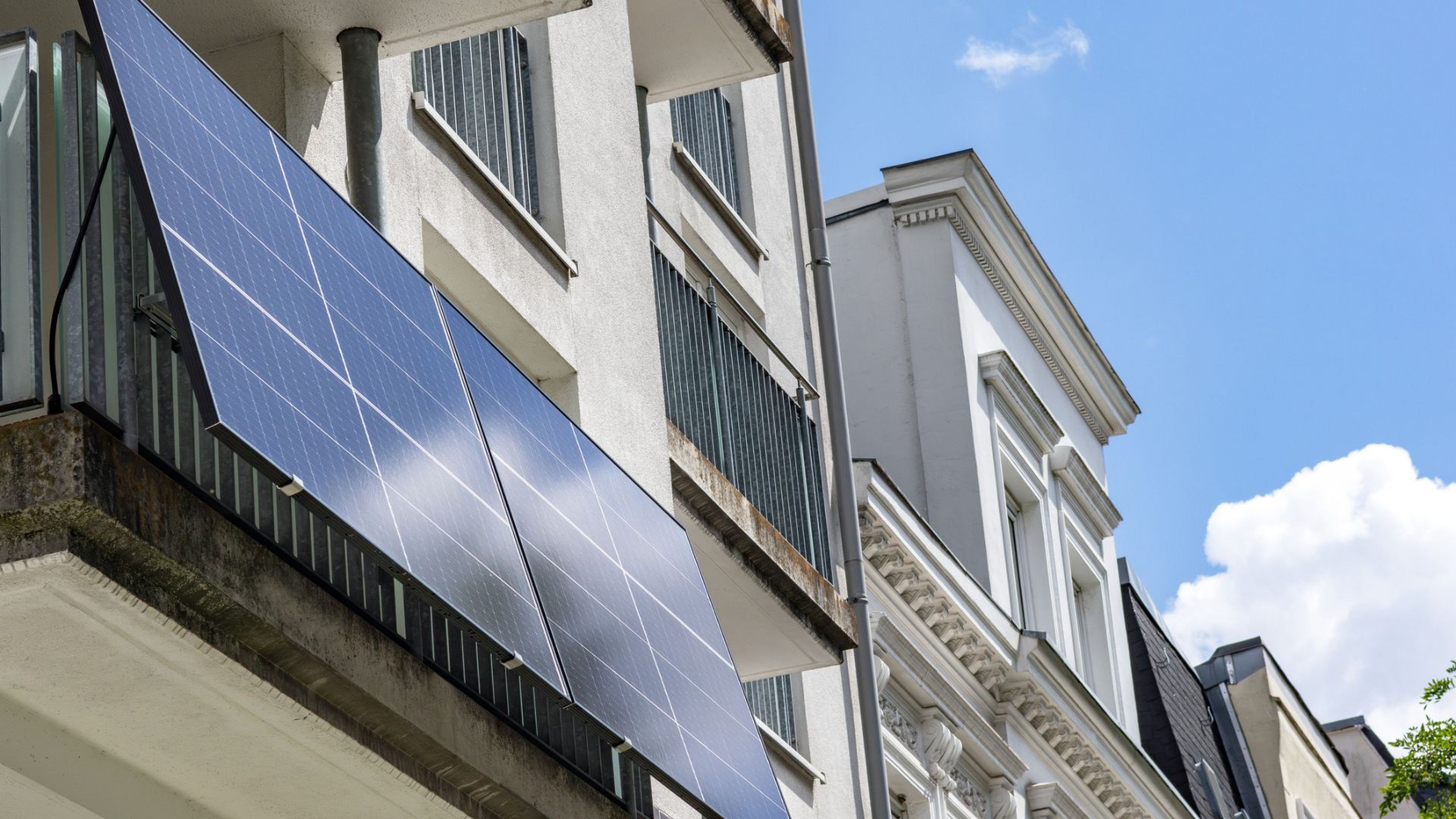 Unas placas solares en un balcón.