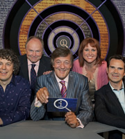 QI. Image shows from L to R: Alan Davies, Clive Anderson, Stephen Fry, Jan Ravens, Jimmy Carr. Copyright: TalkbackThames