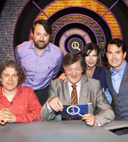 QI. Image shows from L to R: Alan Davies, David Mitchell, Stephen Fry, Ronni Ancona, Jimmy Carr. Copyright: TalkbackThames