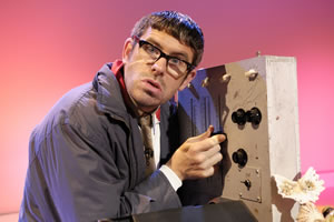 Shooting Stars. Angelos Epithemiou (Dan Skinner). Copyright: Channel X / Pett Productions