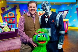 Justin's House. Image shows from L to R: Justin (Justin Fletcher), Little Monster, Robert the Robert (Steven Kynman). Copyright: BBC