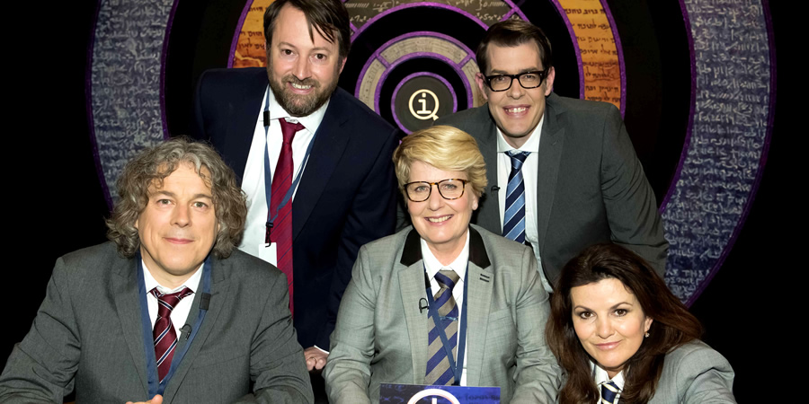 QI. Image shows from L to R: Alan Davies, David Mitchell, Sandi Toksvig, Richard Osman, Deirdre O'Kane. Copyright: TalkbackThames