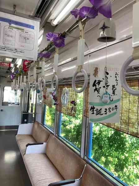 風鈴、すだれ、アサガオ...まるで日本家屋の〝縁側〟だ　伊賀鉄道の夏を彩る「風鈴列車」がエモい