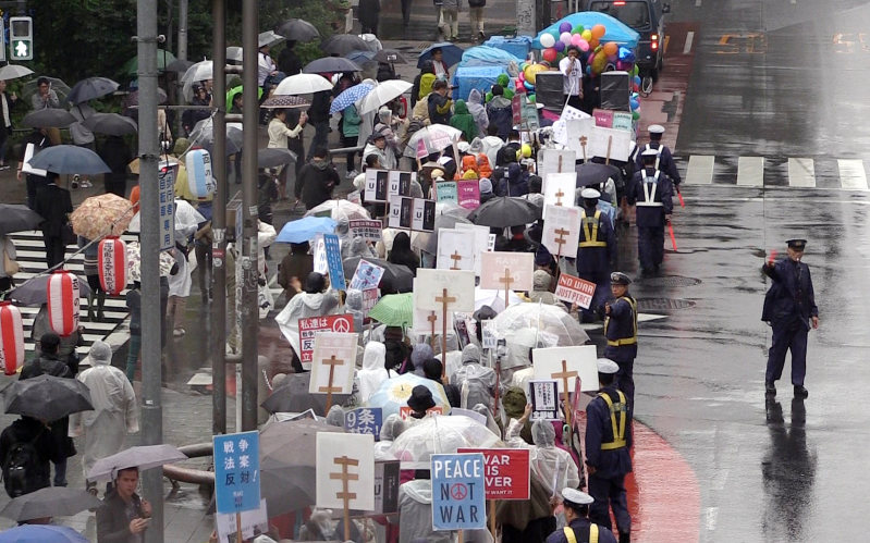 安保法に反対する高校生のデモで、降り続く雨の中、「戦争反対」「憲法守れ」などと声を上げながら、行進をする参加者ら＝東京都渋谷区で２０１５年１１月８日午後、佐藤賢二郎撮影