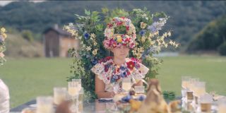 florence pugh as the flower queen in Midsommar