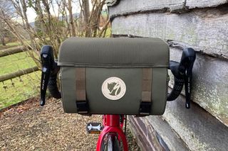 Image shows the Specialized/Fjällräven handlebar bag and rack