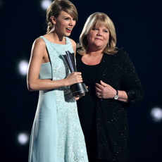 Honoree Taylor Swift (L) accepts the Milestone Award from Andrea Swift onstage during the 50th Academy Of Country Music Awards at AT&T Stadium on April 19, 2015 in Arlington, Texas