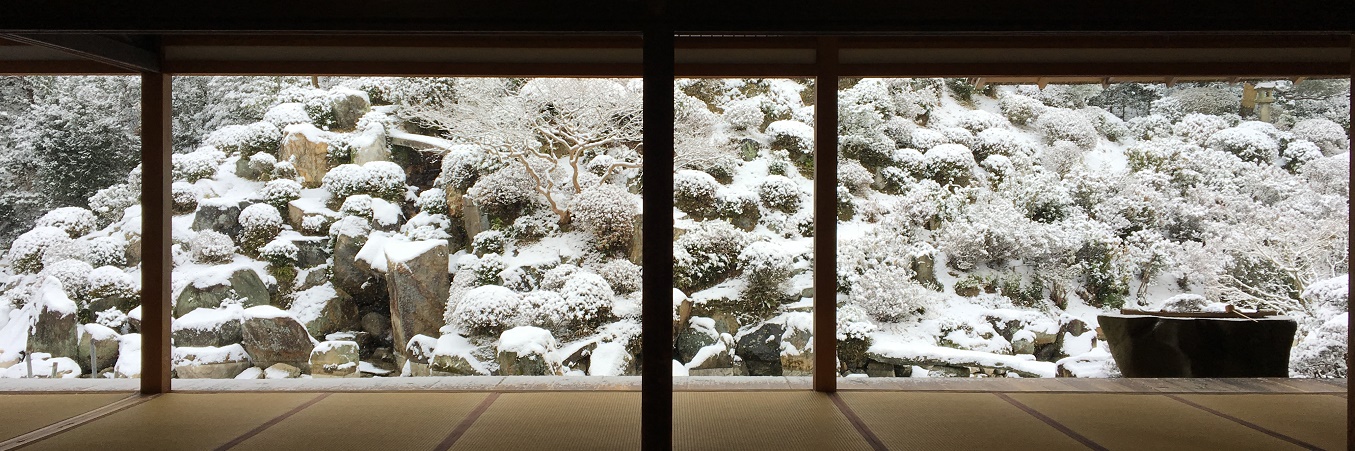 京都　お寺　庭園　雪景色