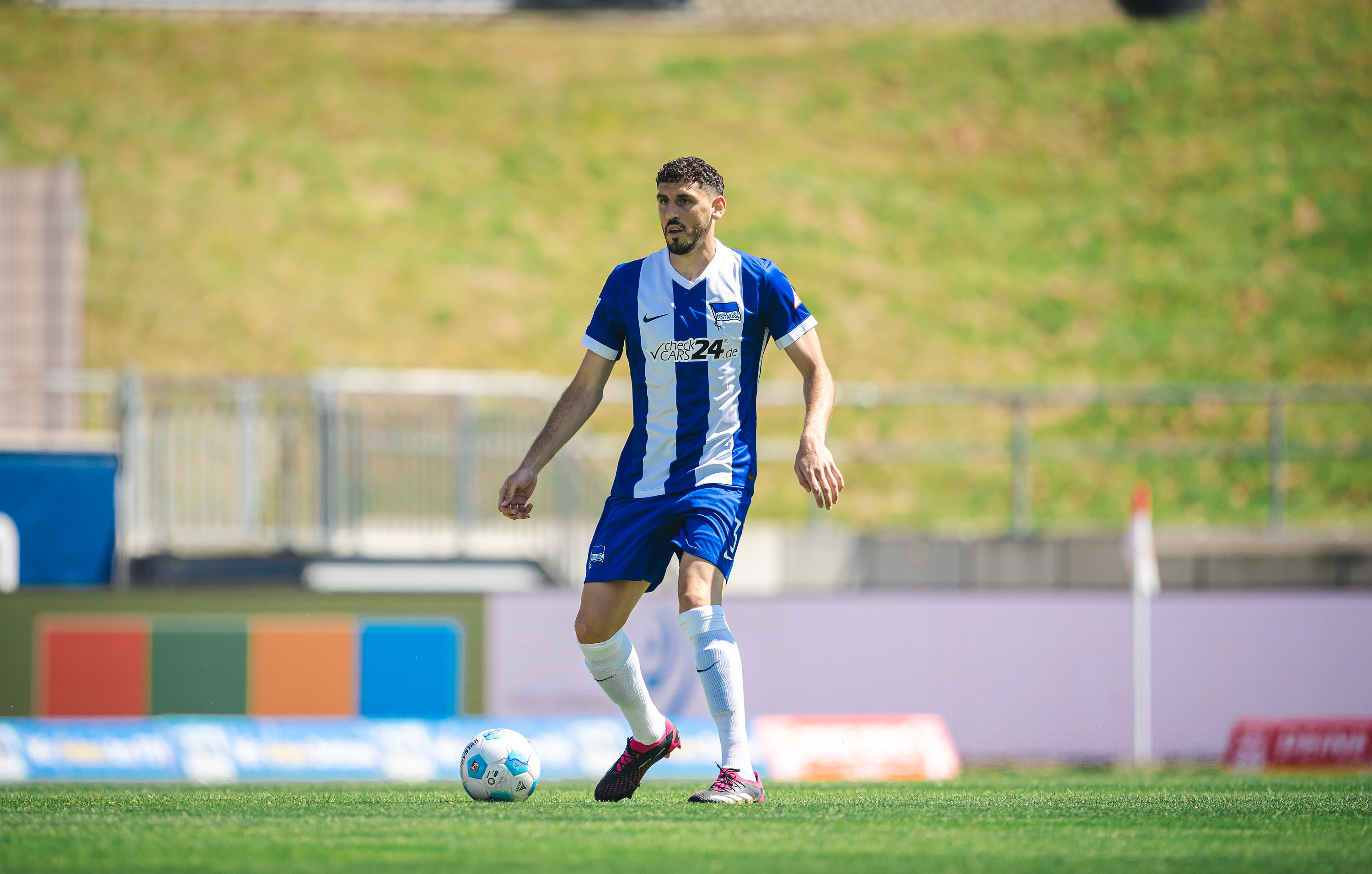 Agu Rogel führt die Kugel im Test gegen Zwickau.