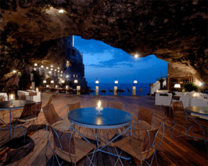 素敵な洞窟のレストランで海を眺めながら - Restaurant in a Cave -