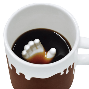 ビックリする！ ほの暗いコーヒーの底からアレが顔出すマグカップ - Hand in Mug