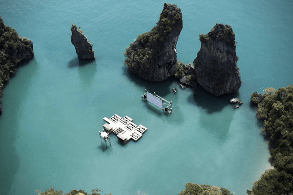 秘密の楽園感がすごい！ 岩山に囲まれたビーチに浮かぶイカダの映画館 - Archipelago Cinema