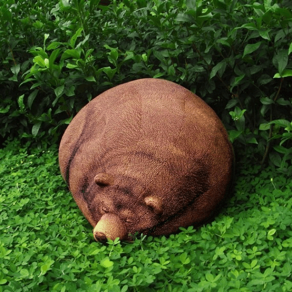 起こすな危険！リアルな冬眠中のクマのようなリラックスチェア - Big Sleeping Grizzly Bear Bean Bag