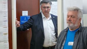 El primer ministro croata Andrej Plenkovic -izquierda- en un colegio electoral de Zagreb, en Croacia.