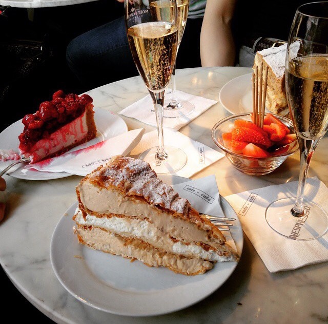 champagne, chic and comida