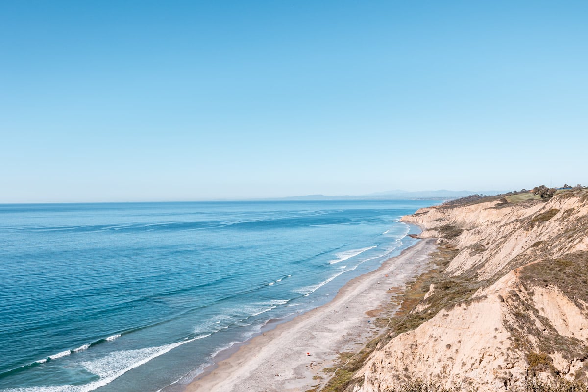 Torrey pines beach is perfect for a weekend in San Diego. Looking down from the cliff at the ocean