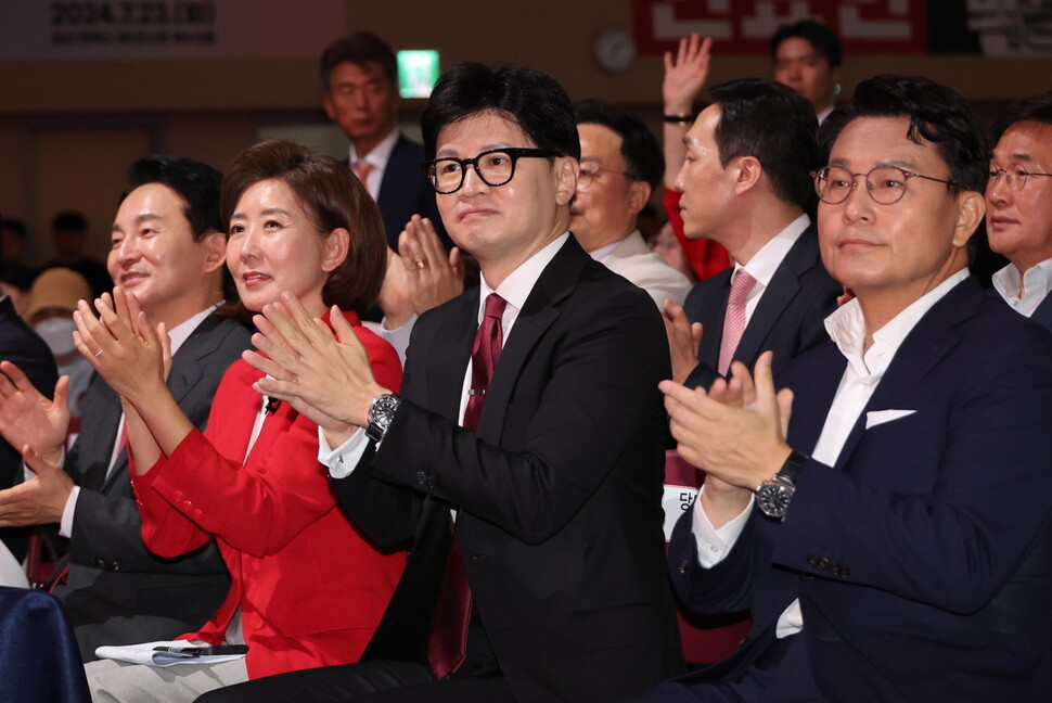 국민의힘 당대표 후보들이 2024년 7월8일 오후 광주 김대중컨벤션센터에서 열린 제4차 전당대회 광주·전북·전남·제주 합동연설회에서 나란히 앉아 있다. 왼쪽부터 원희룡·나경원·한동훈·윤상현 후보. 연합뉴스