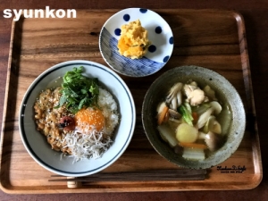 次女の覚えたひらがなと、鶏と野菜のしょうがスープ、納豆梅じゃこごはんで朝ごはん