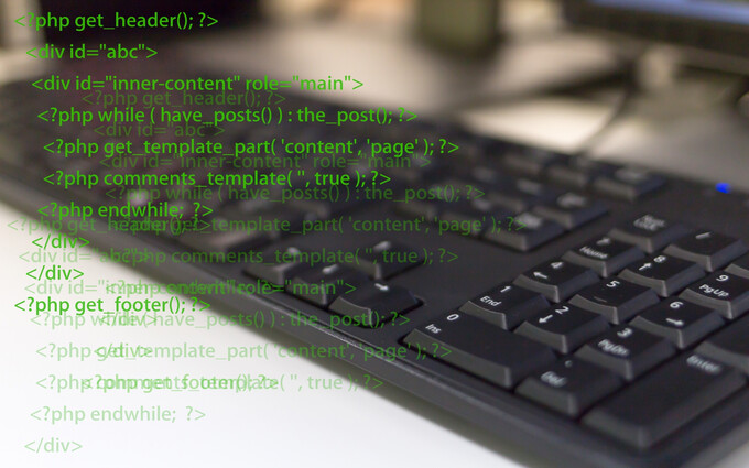 phpのプログラミングコードとキーボードの合成写真