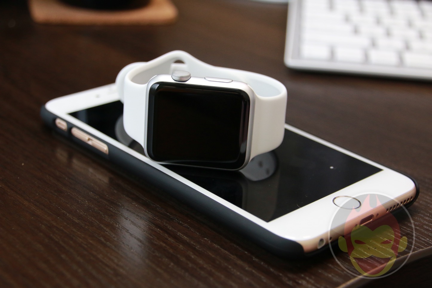 Apple Watch with iPhone 01