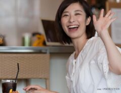 カフェで待ち合わせする女性の写真