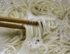 麺をゆでている様子