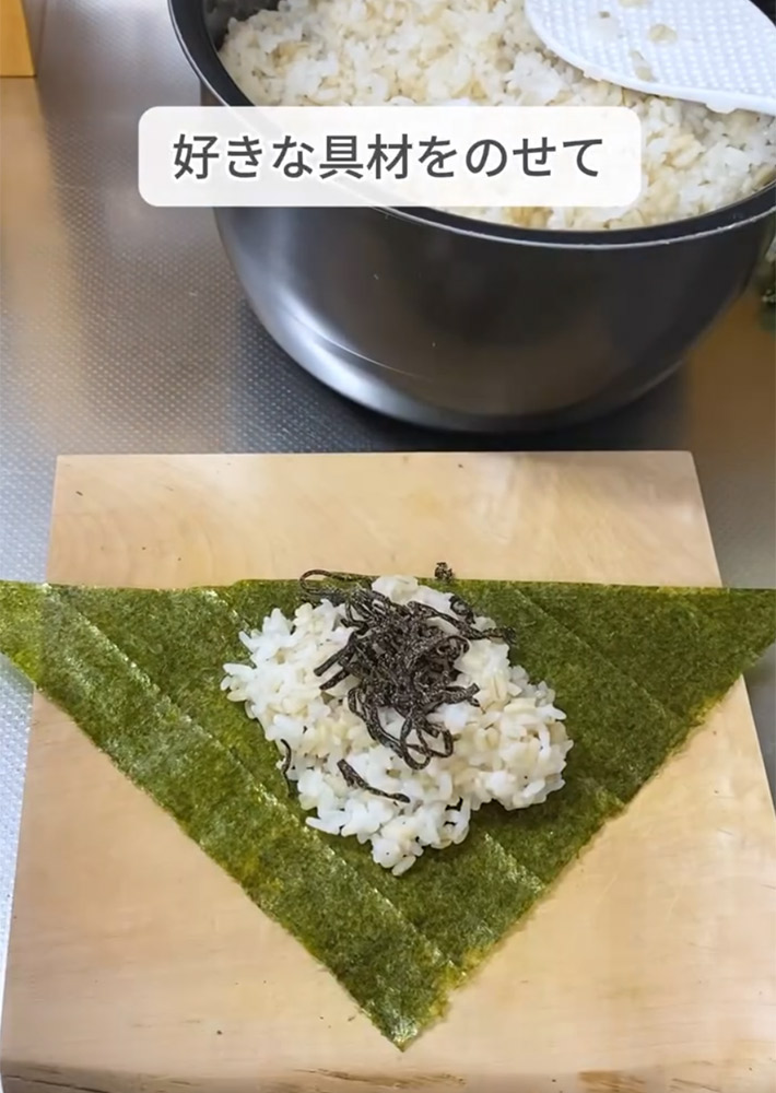 はなマル（hanamaru__kurashi）さんがInstagramで紹介した、握らないおにぎりの作り方