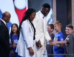 「涙が止まらない」　NBA期待の新人となった我が子へ、母の愛情に全米が感動